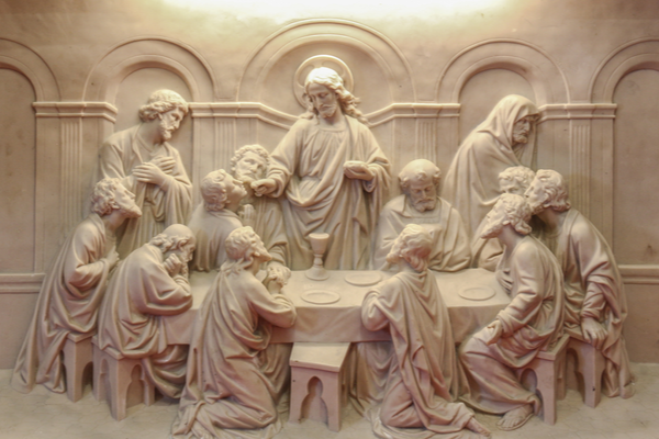 Relief statue in marble of last supper.